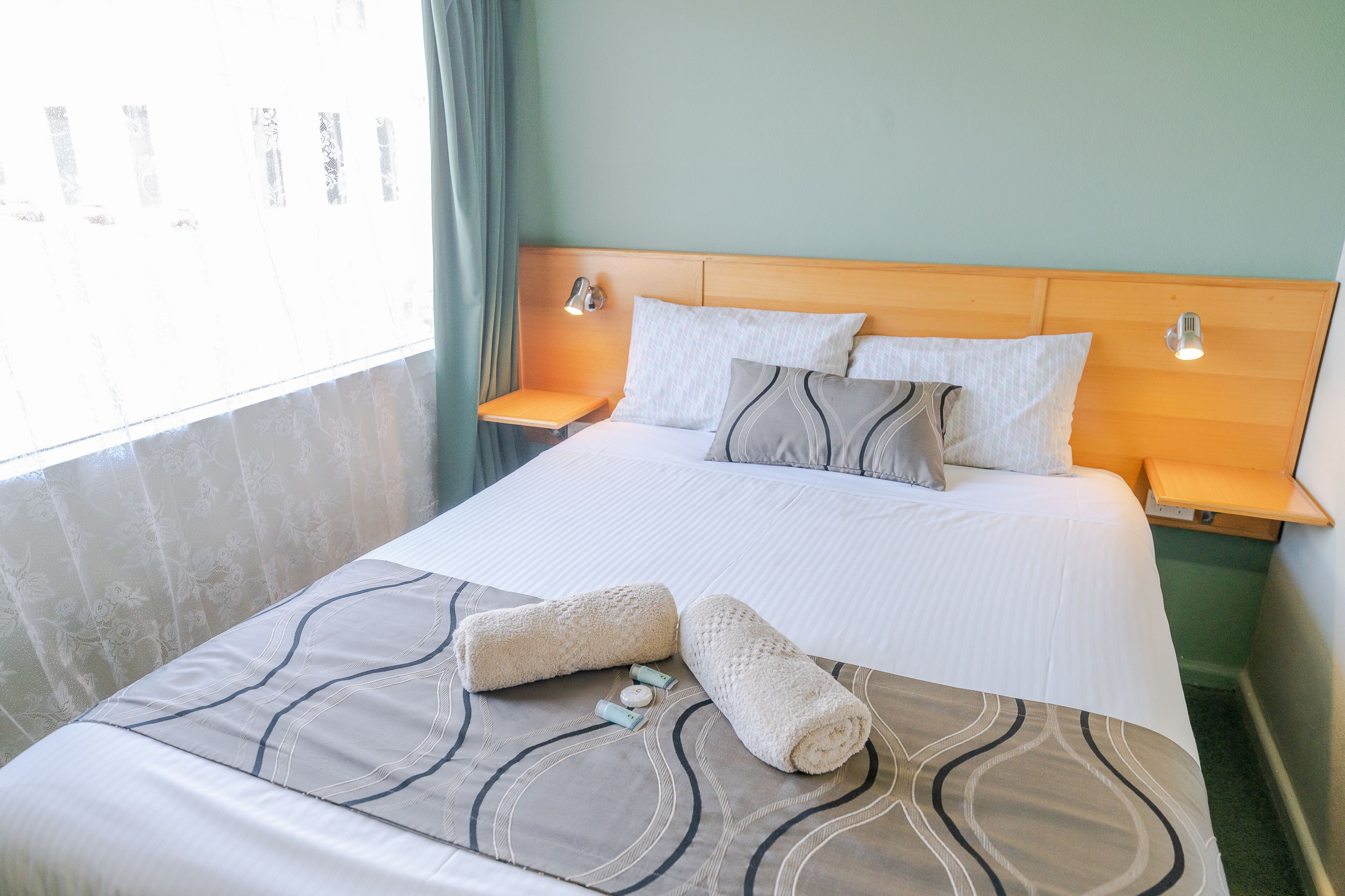 Standard Room, Non Smoking (Standard Queen) | Premium bedding, soundproofing, iron/ironing board, free WiFi