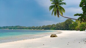 Private beach, white sand, beach towels, beach massages - Banyu Biru Villa (Bintan)