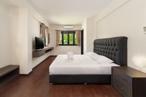 Villa, 4 Bedrooms, Sea View | In-room safe, desk, laptop workspace, iron/ironing board - Banyu Biru Villa (Bintan)