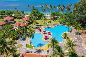 2 outdoor pools, sun loungers - Banyu Biru Villa (Bintan)