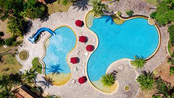 2 outdoor pools, pool loungers
