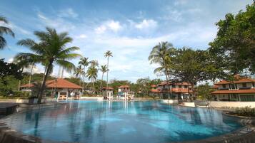 2 kolam renang terbuka, kerusi lepak pantai