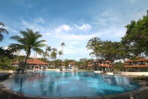 2 outdoor pools, pool loungers