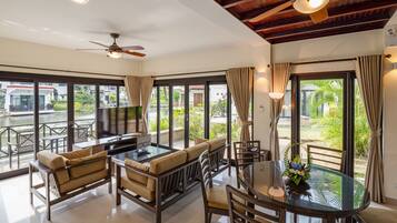 Villa familiar, 3 habitaciones | Área de sala de estar | Televisión LCD