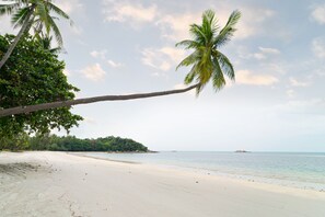 Private beach, white sand, beach towels, beach massages - Banyu Biru Villa (Bintan)