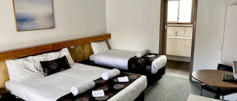 Habitación estándar con 2 camas individuales, no fumadores (Twin Room) | Escritorio, tabla de planchar con plancha, cunas (de pago) y wifi gratis