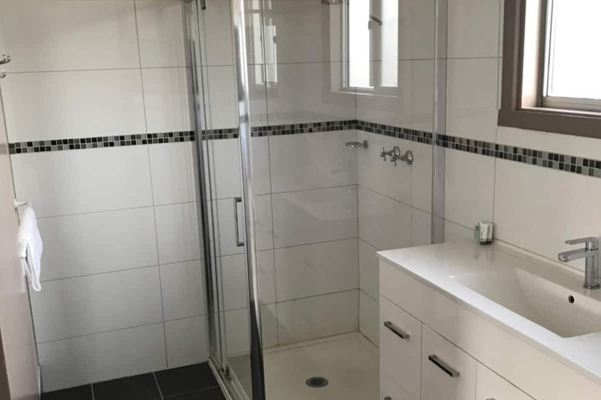 Een douche, een haardroger, handdoeken, zeep