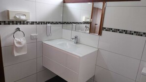 Shower, hair dryer, towels, soap - Motel Stawell (Stawell)