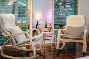 迷你吧、熨斗/熨衫板、摺床/加床 (收費)、免費 Wi-Fi