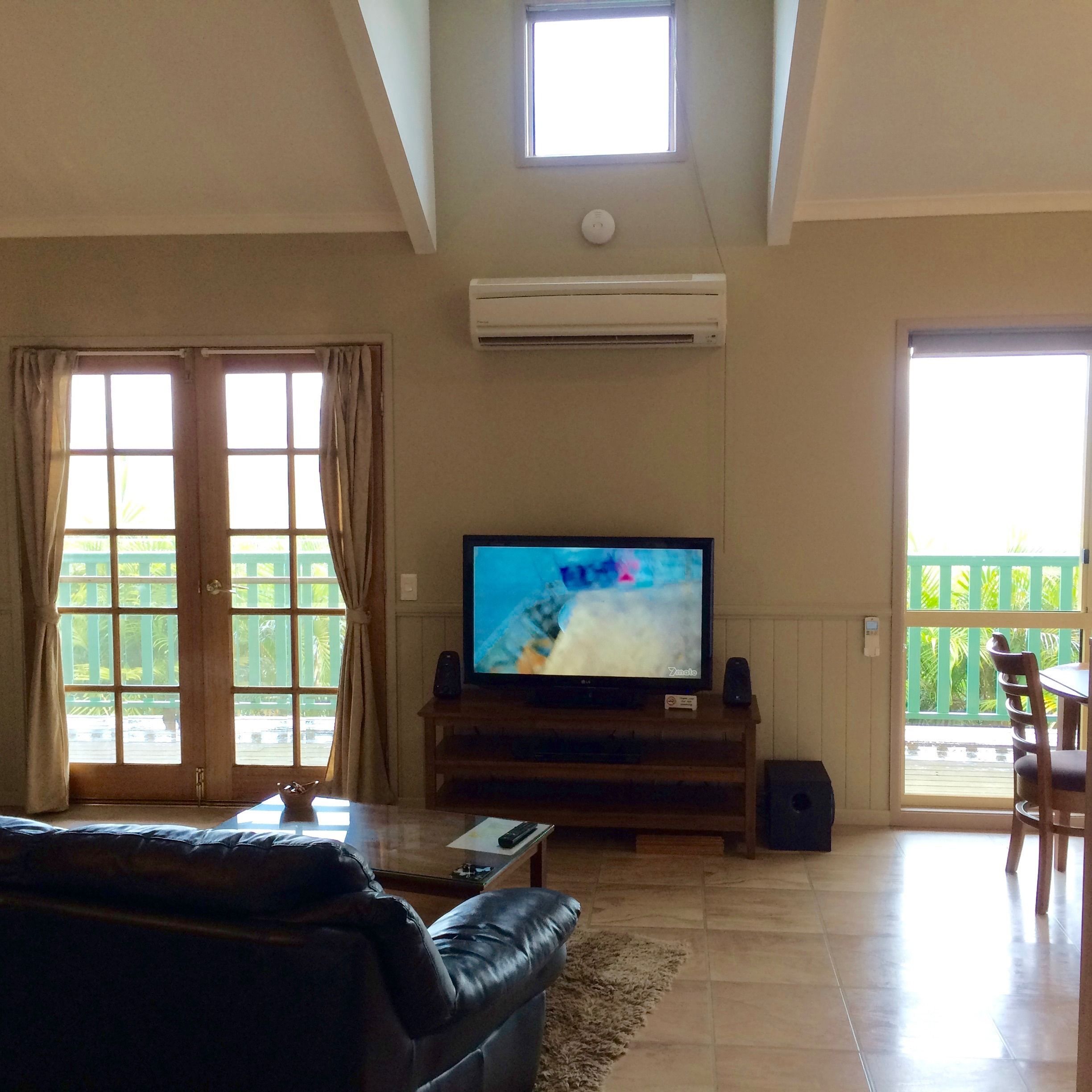 Cabin | Khu phòng khách | TV LCD, lò sưởi, đầu đĩa DVD 