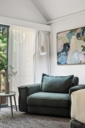 Luxury-Studiosuite, Balkon (Luxury Spa Suite-access by stairs) | Wohnbereich