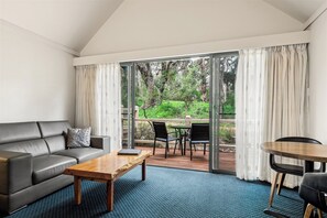 Standard-Studiosuite, Balkon (Forest View Spa Suite) | Wohnbereich