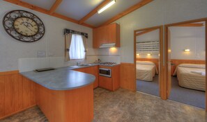 Vila luxo, 2 quartos, para não fumantes, cozinha (Parkview Villa) | Cozinha americana privada | Geladeira, micro-ondas, cooktop, cafeteira/chaleira