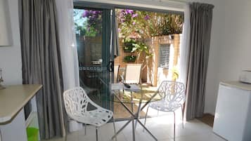 Deluxe Suite, 1 Bedroom, Non Smoking (Deluxe queen unit) | Meja, seterika/papan seterika, Wi-fi percuma, cadar katil