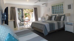 A bedroom with a bed, a desk, a chair, and a window. - Beachport Bed and Breakfast (Port Macquarie)