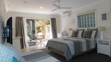 Deluxe Suite, 1 Bedroom, Non Smoking (Deluxe queen unit) | Desk, iron/ironing board, free WiFi, bed sheets