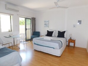 Escritorio, tabla de planchar con plancha, wifi gratis y ropa de cama 