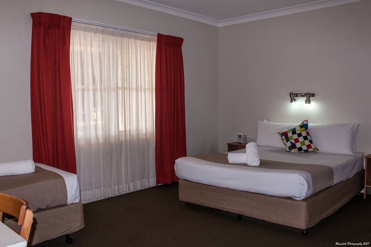 Premium bedding, soundproofing, iron/ironing board, free WiFi