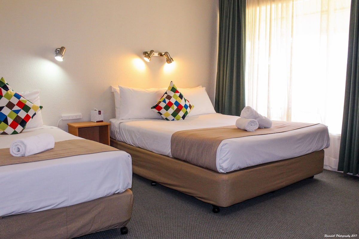 Downstairs Queen & Single | Premium bedding, soundproofing, iron/ironing board, WiFi (free)