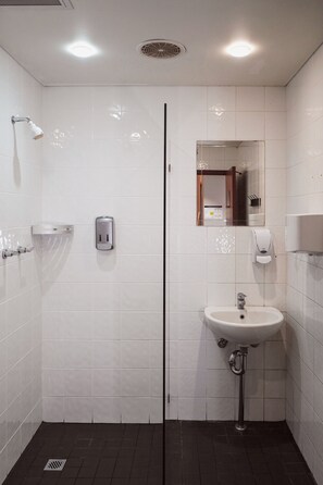 Shower, rainfall showerhead, free toiletries, hair dryer - Tiger Hostel Sydney (Haymarket)