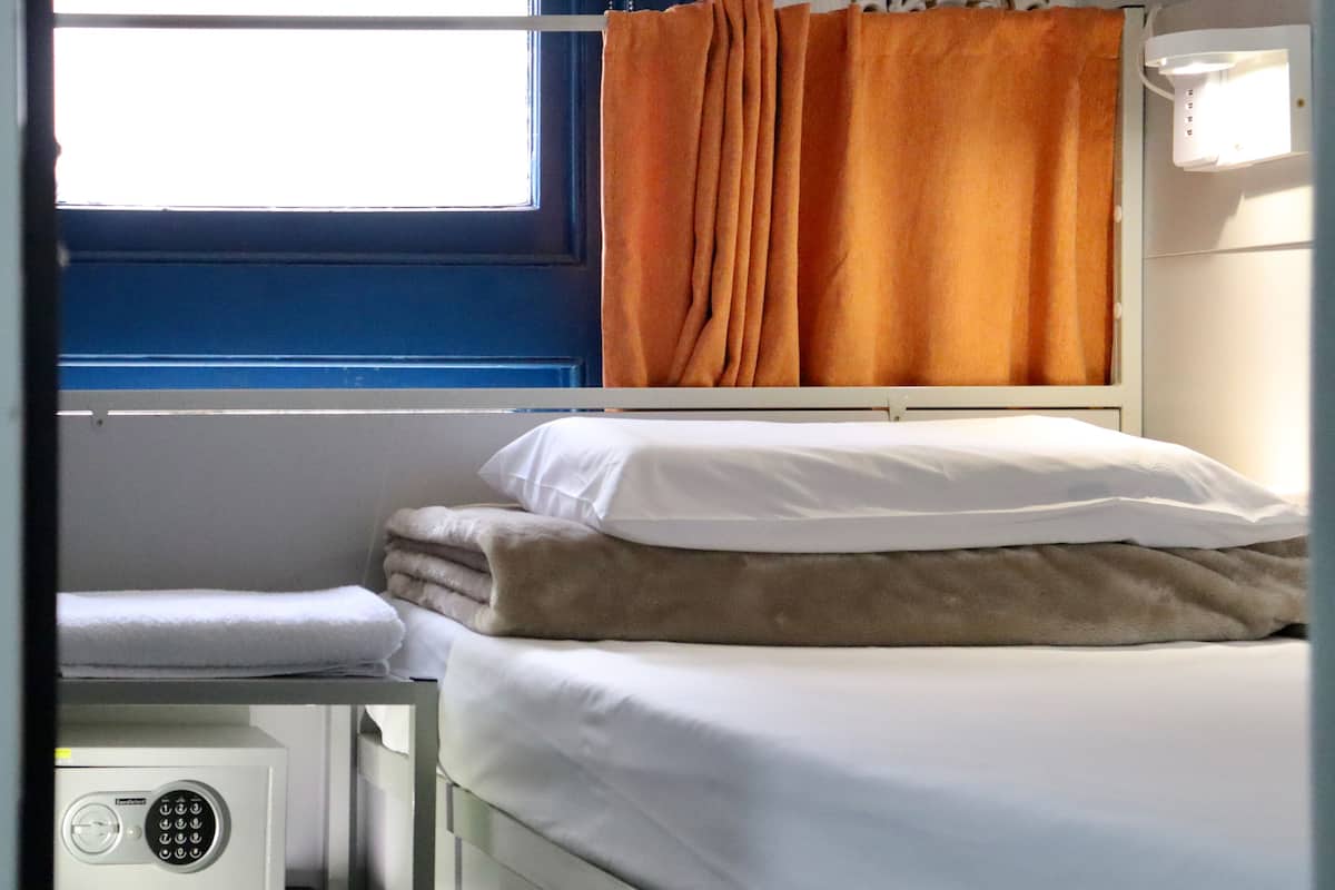 Camas con efecto memoria y caja de seguridad en la habitación