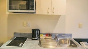茶具/咖啡用具、冰箱、微波炉、炉灶