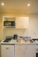 Ísskápur, örbylgjuofn, eldavélarhellur, kaffivél/teketill