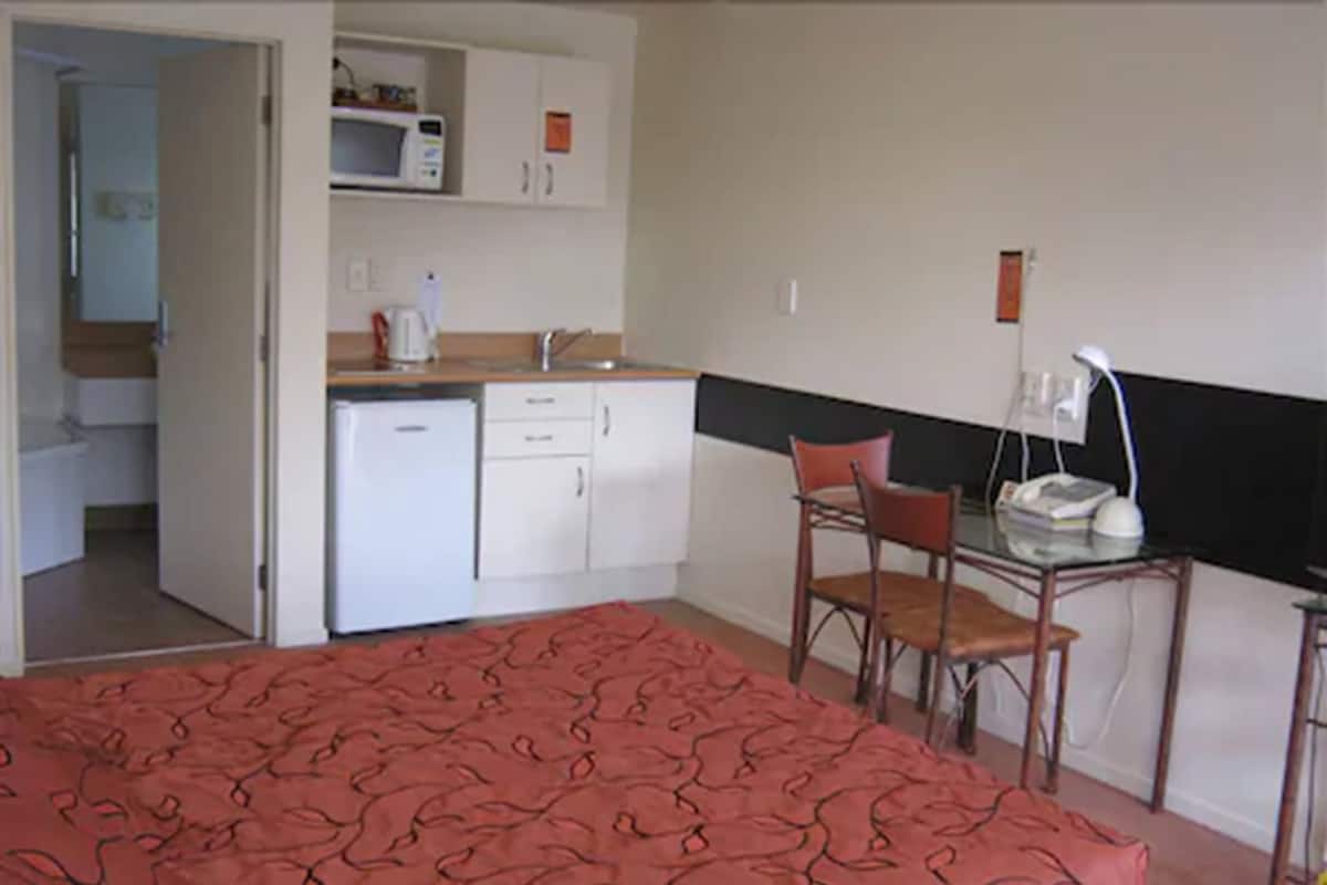 Premium bedding, desk, iron/ironing board, free WiFi