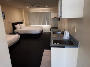 Premium bedding, desk, iron/ironing board, free WiFi - Albany Executive Motor Inn (Auckland)