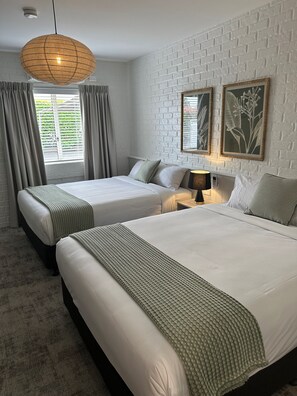 Habitación superior con 2 camas individuales, 2 camas de matrimonio, no fumadores | Tabla de planchar con plancha, wifi gratis, ropa de cama