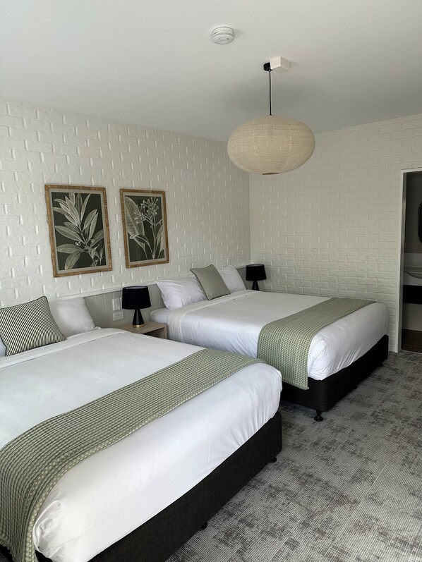 Habitación superior con 2 camas individuales, 2 camas de matrimonio, no fumadores | Tabla de planchar con plancha, wifi gratis, ropa de cama