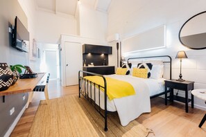 Deluxe Studio Suite, 1 Queen Bed