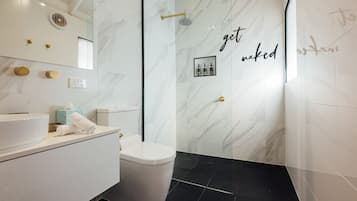 Deluxe Studio Suite, 1 King Bed | Bathroom | Shower, hair dryer, towels
