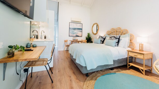 Deluxe Studio Suite, 1 Queen Bed | WiFi (free), bed sheets - The Port O Call (Port Campbell)
