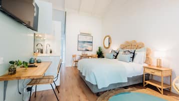 Deluxe Studio Suite, 1 Queen Bed | Free WiFi, bed sheets