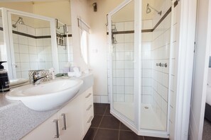 Appartamento Standard, non fumatori, cucina (Self Contained Unit) | Bagno | Doccia, asciugacapelli, asciugamani