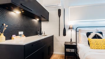 Deluxe Studio Suite, 1 Queen Bed | Private kitchen | Fridge, microwave, coffee/tea maker, cookware/dishes/utensils