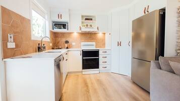 Departamento estándar, para no fumadores, cocina (Self Contained Unit) | Cocina privada | Refrigerador, microondas, cafetera y tetera y utensilios de cocina