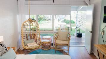 Deluxe Studio Suite, 1 Queen Bed | Terrace/patio