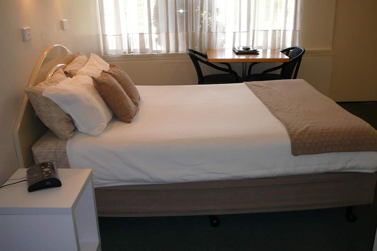 Deluxe suite, 1 slaapkamer, niet-roken (Deluxe Single/Double) | Een strijkplank/strijkijzer, gratis wifi, beddengoed