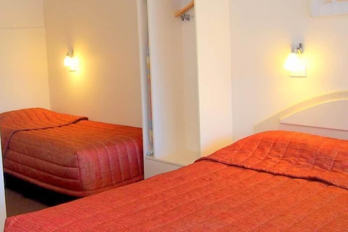 Standaard suite, 1 slaapkamer, niet-roken (Standard Twin/Triple) | Een strijkplank/strijkijzer, gratis wifi, beddengoed