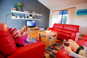 Apartamento standard, vários quartos, para não fumantes, cozinha (Two Storey, Three Bedroom) | Área de estar | TV LCD