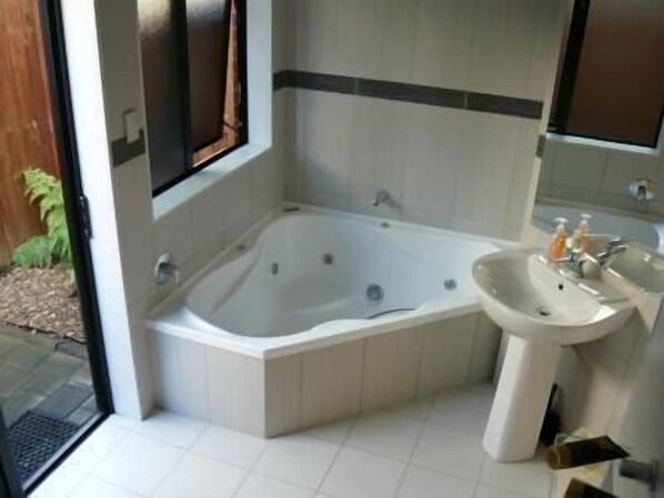Jetted tub - Ulster Lodge Motel (Hamilton)