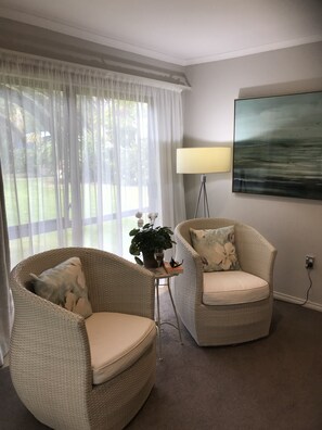 이그제큐티브 스위트 | 거실 공간 | LED TV, DVD 플레이어