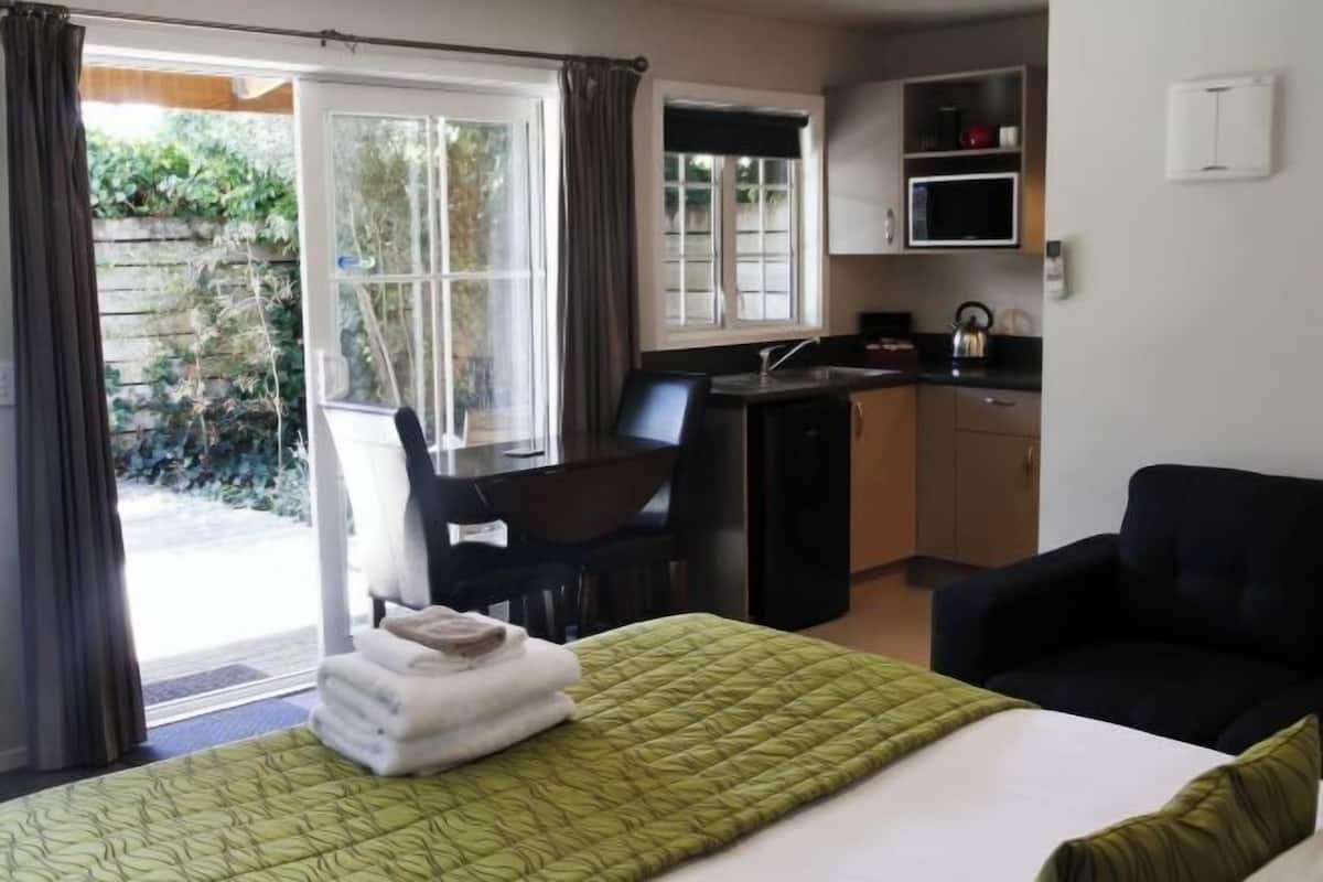 Ylelliset vuodevaatteet, kannettavalle tietokoneelle sopiva työtila