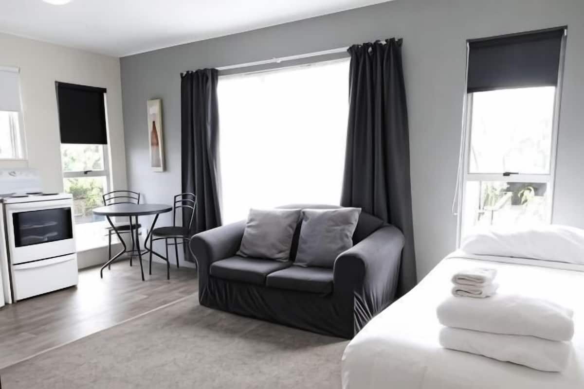 Ylelliset vuodevaatteet, kannettavalle tietokoneelle sopiva työtila