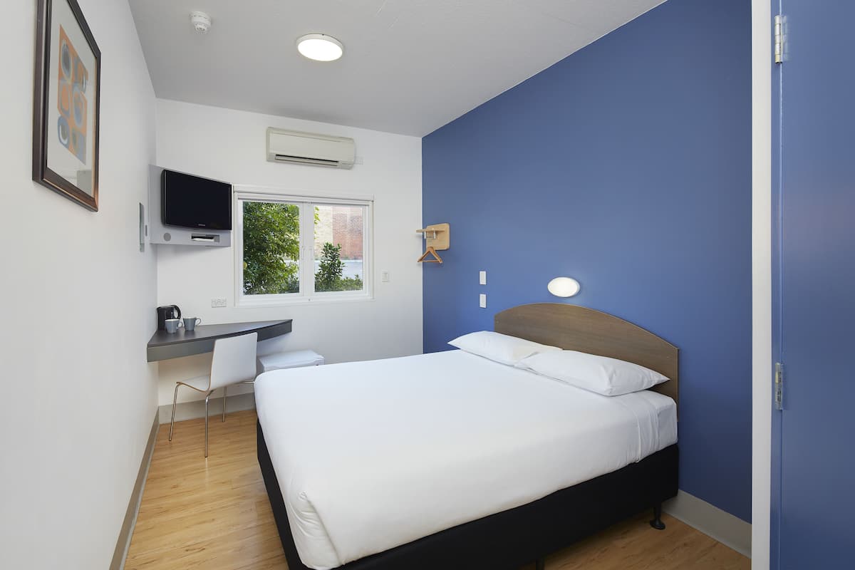 standard queen room | in-room safe, desk, cots/infant beds, free wifi