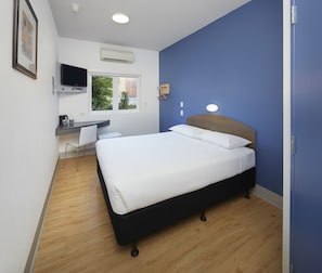 Standard Queen Room | In-room safe, desk, cribs/infant beds, free WiFi