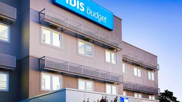 A modern building with a sign reading 'ibis budget.' - Ibis Budget Perth Airport (Redcliffe)