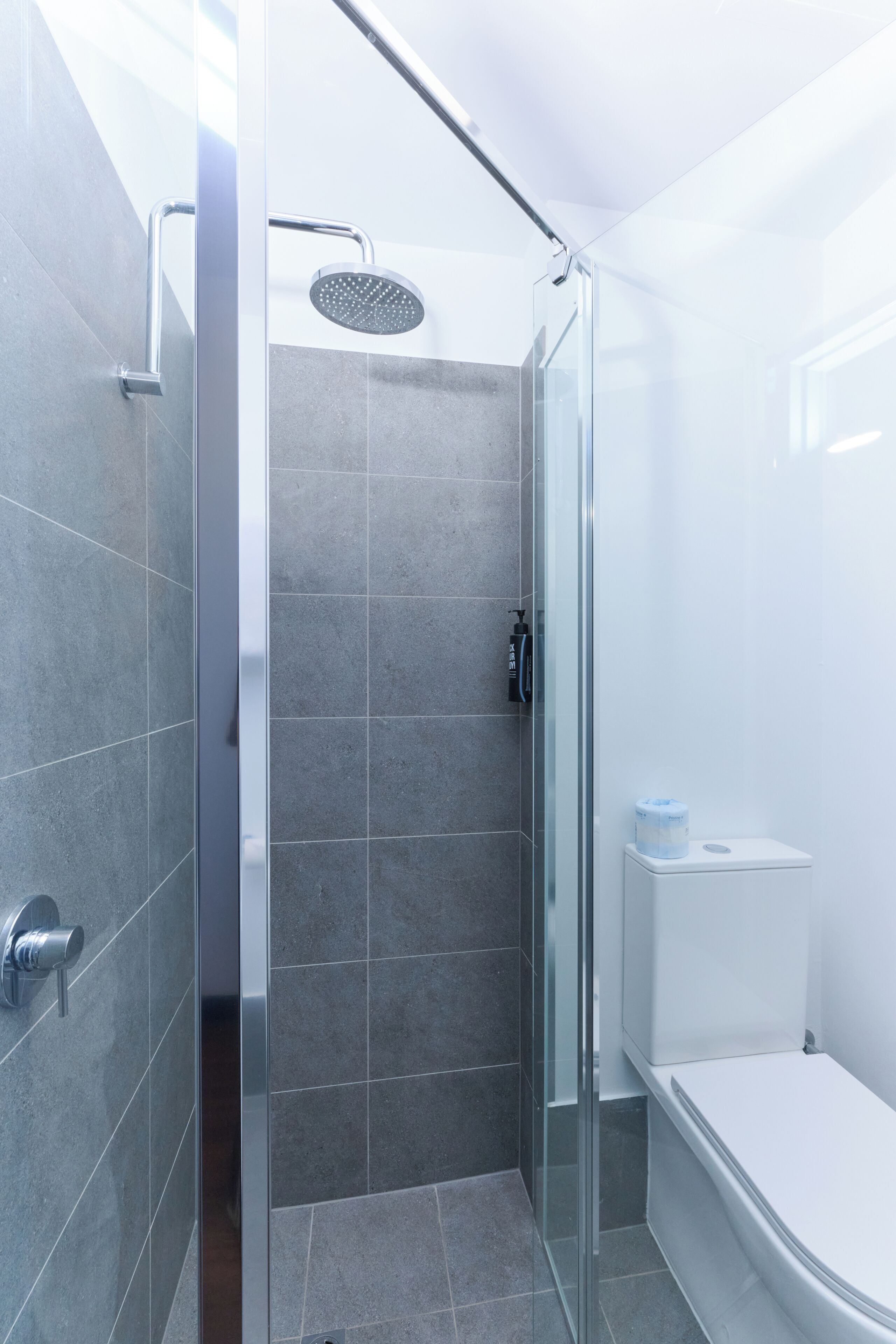 Standard Queen Room | Bathroom shower